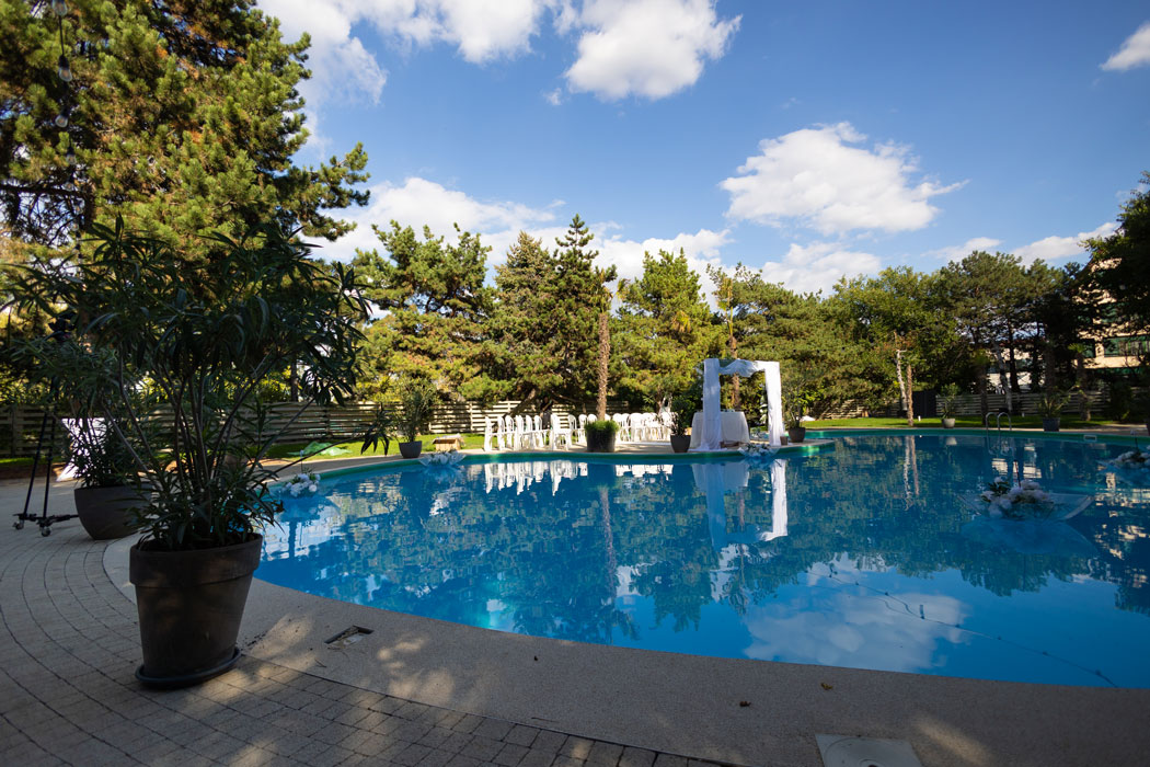 Pavilion amenajat pentru cununie religioasa, langa piscina restaurantului. Cadru surprins de fotograf nunta in Bucuresti