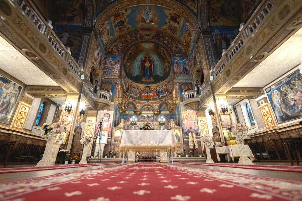 Interiorul biserii inainte de nunta, surprins de fotograf nunta in Bucuresti