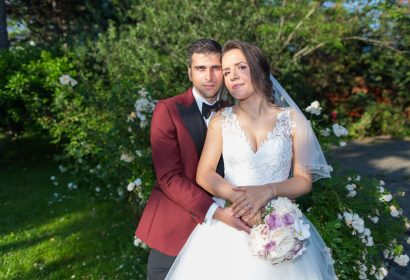 Mire si mireasa tinandu-se in brate, Fotograf Nunta Bucuresti