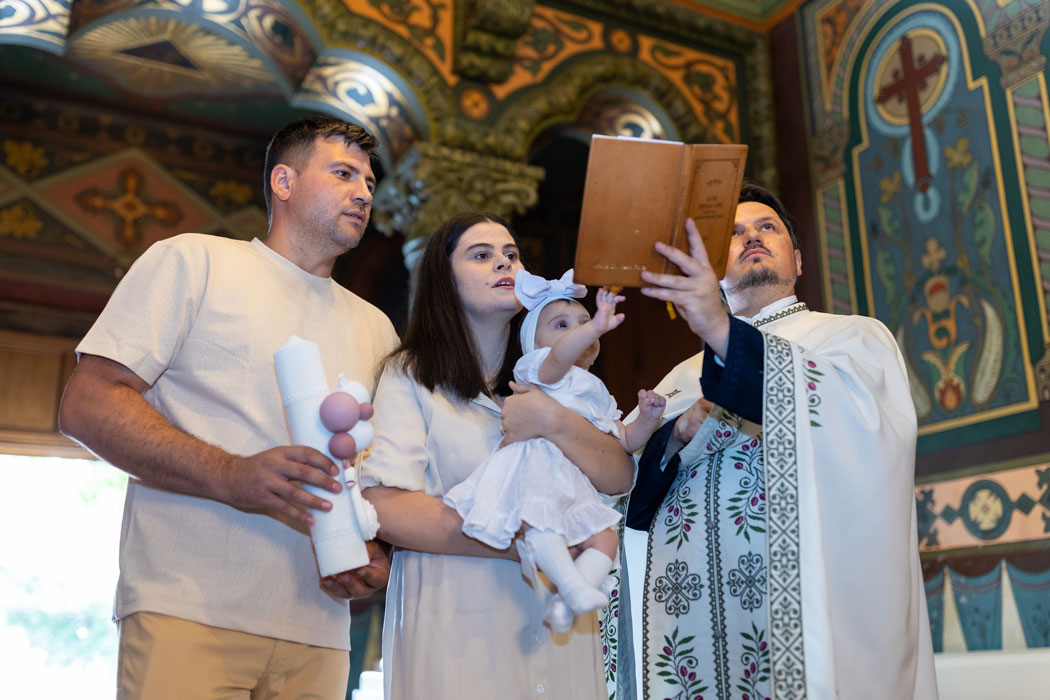 Slujba de botez, nasii surprinsi de fotograful de botez cand citesc Crezul
