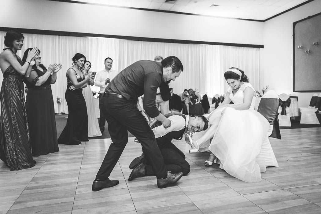 Mirele scoate jarteaua, in genunchi, cu dintii, la nunta, in Bucuresti.