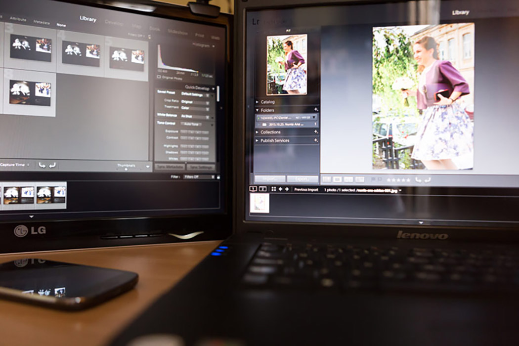 Laptopul si monitorul unui fotograf de nunta profesionist, cu ecrane calibrate profesional. 