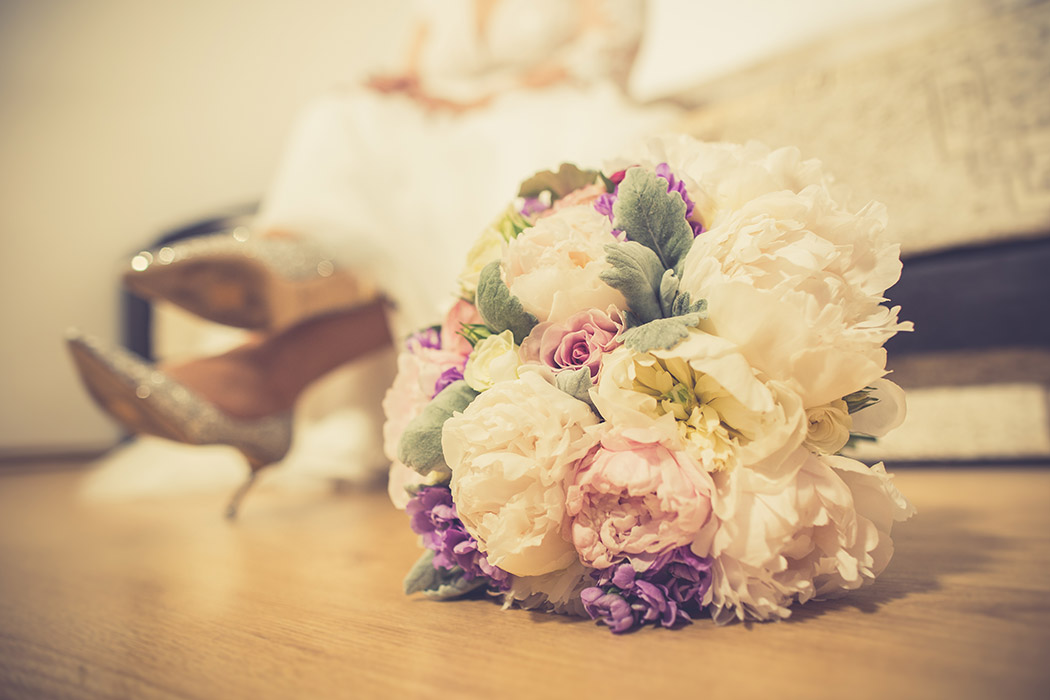 Buchetul miresei cu pantofii in fundal, fotografie captata si editata de Fotograf Nunta Bucuresti editata
