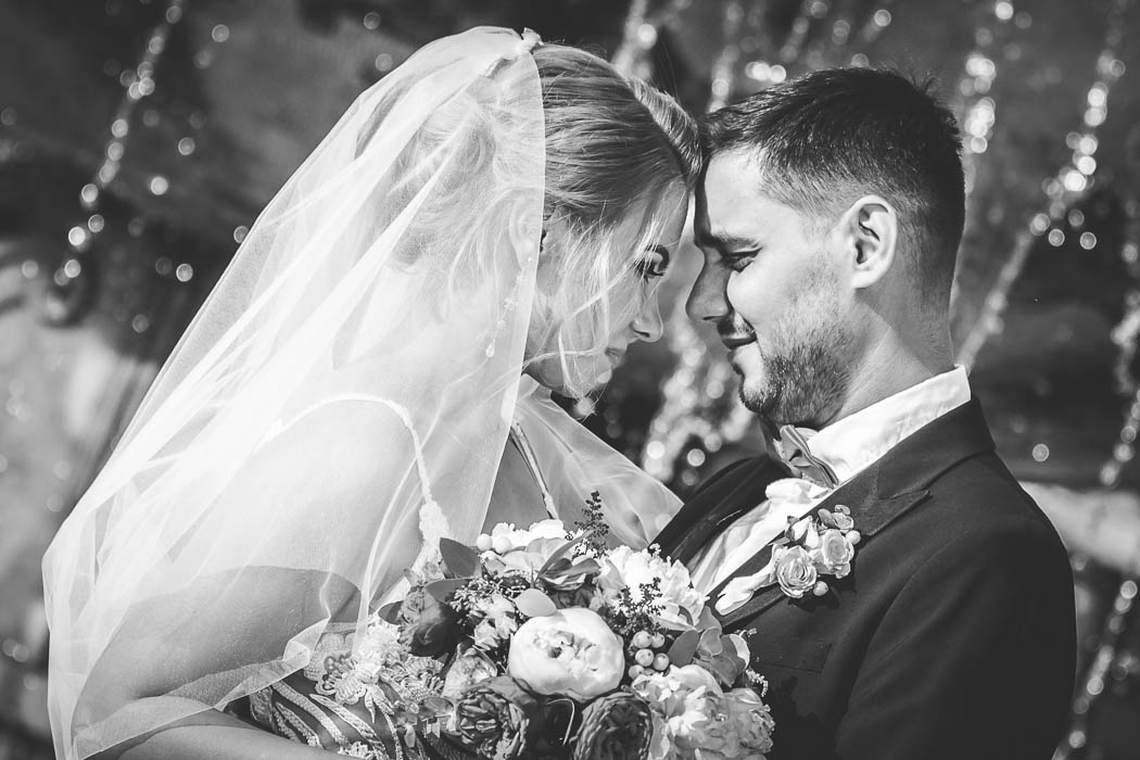 Portret surprins de Fotograf Nunta Bucuresti, close-up mirele si mireasa fata in fata se ating cu fruntile