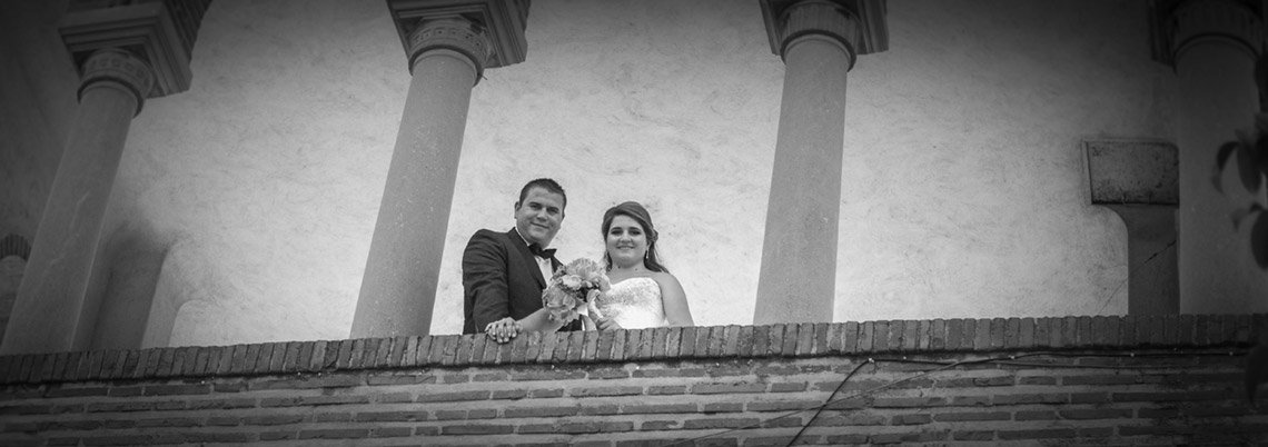 Sedinta foto realizata de fotograf nunta Bucuresti, mirii pe balconul unui palat.