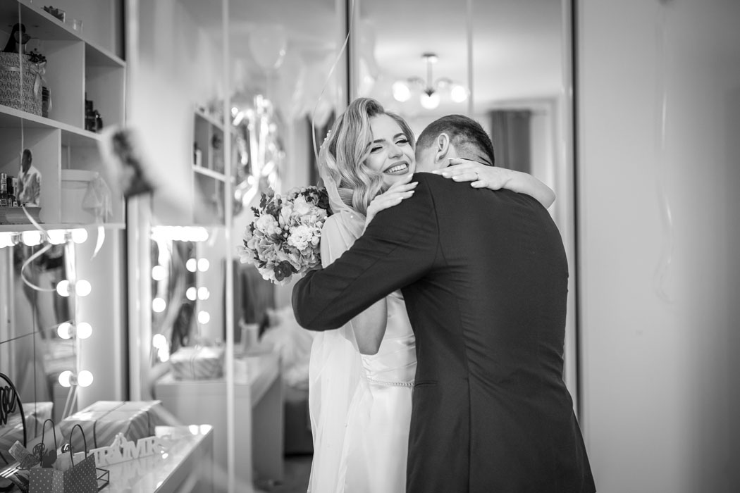 Imbratisare intre miri intr-o clipa de liniste, documentata instantaneu de Fotograf Nunta Bucuresti