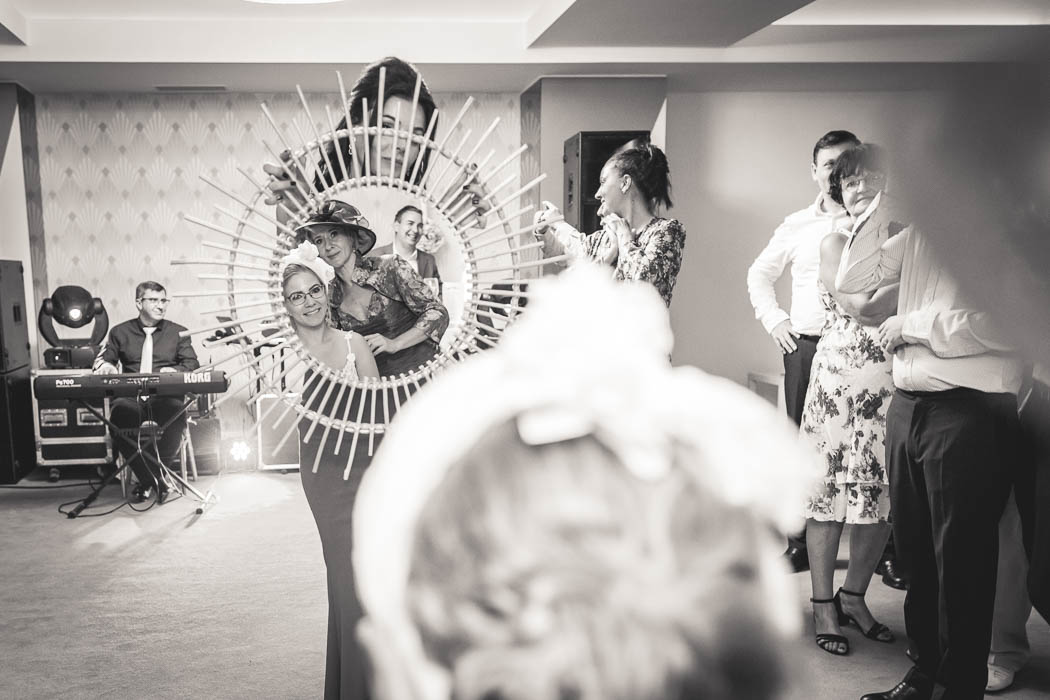 Detaliu surprins de fotograf nunta in Bucuresti: nasa scoate voalul si lega mireasa cu batic.