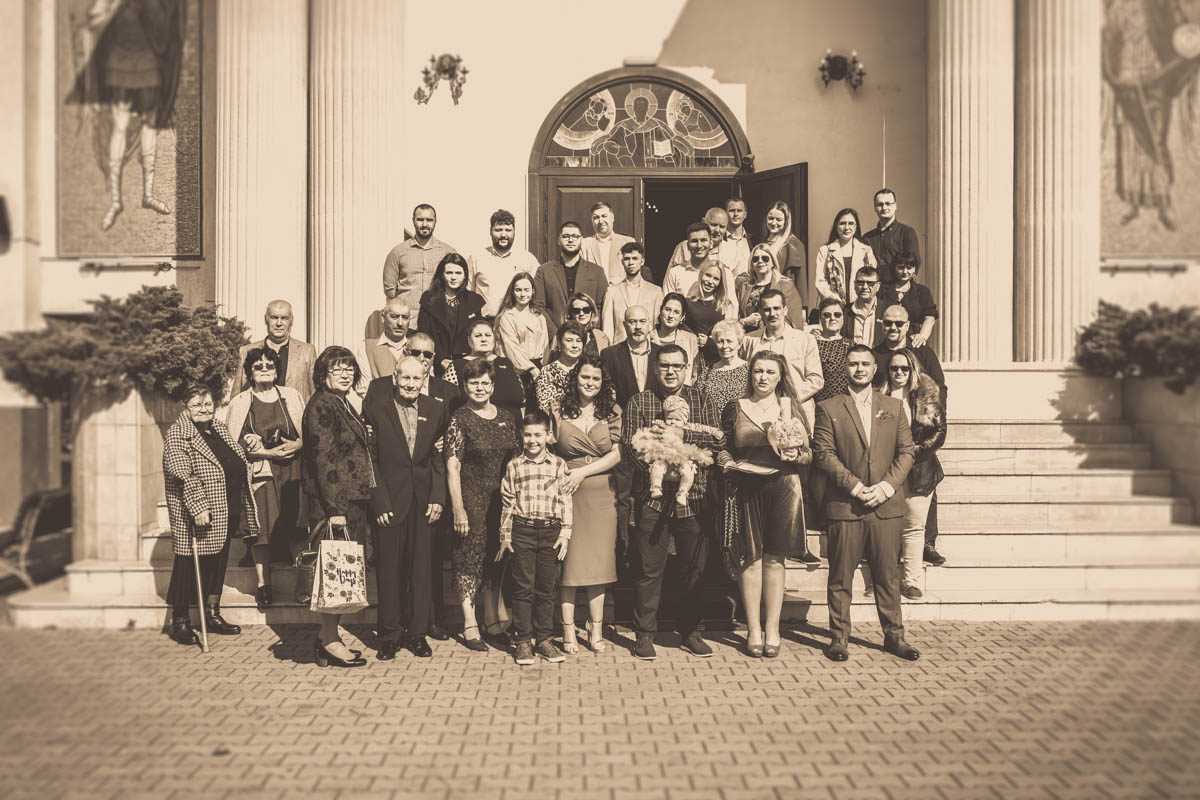 intreaga familie la botez, fotografie sepia, cadru surprins de fotograf nunta in bucuresti