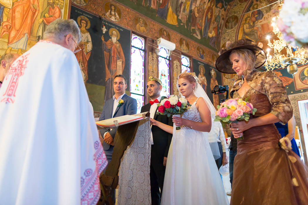 Moment surprins de fotograf nunta bucuresti, la ceremonia religioasa, preotul citeste din evanghelie