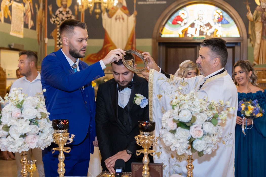 Nasul scoate cununia mirelui in cadrul slujbei religioase, detaliu surprins de fotograf nunta Bucuresti.