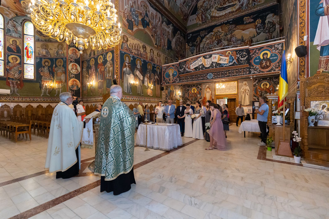 Slujba de cununie ortodoxa oficiata in biserica traditionala din Bucuresti fotografiata de fotograf de nunta