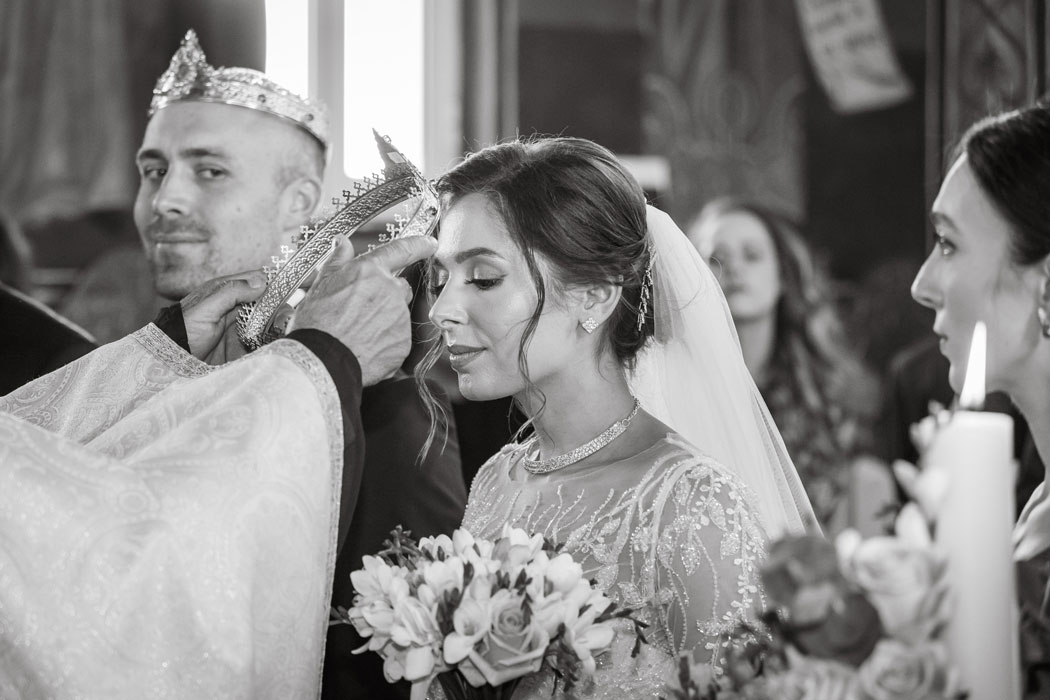 Fotograf nunta Bucuresti surprinde momentul incoronarii miresei in cadrul cununiei ortodoxe