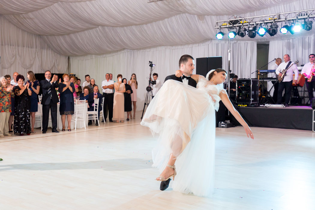 Valsul de deschidere al mirilor.