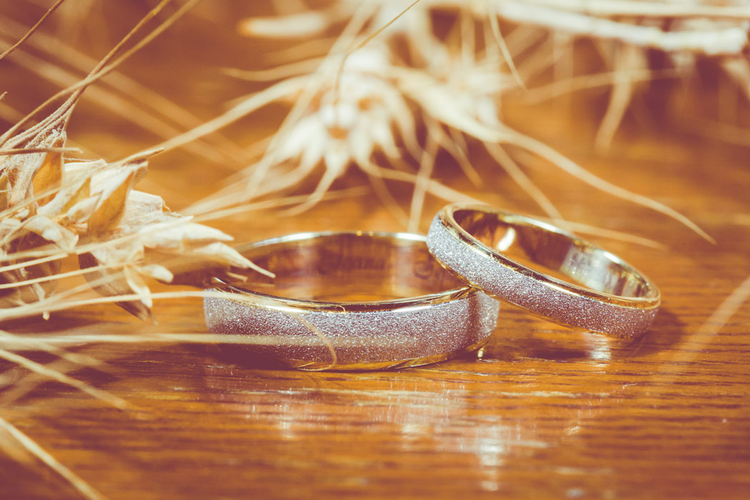 Verighetele mirilor, fotografie macro realizata de fotograf nunta in Bucuresti.