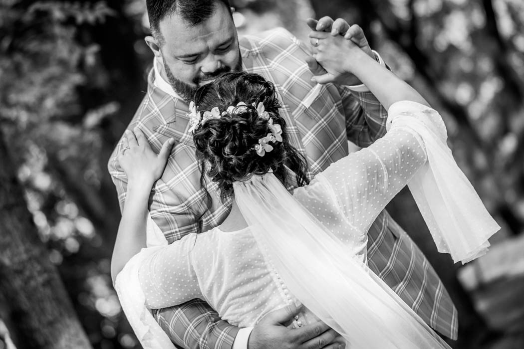 videograf de nunta care capteaza emotia intr-o sedinta video regizata, evidentiind diferenta fata de cameramanul clasic