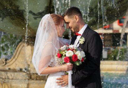 Mire si mireasa cu fantana in spate, Fotograf Nunta Bucuresti